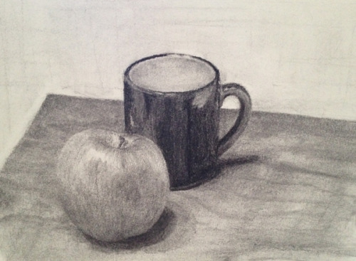 リンゴとマグカップのデッサン