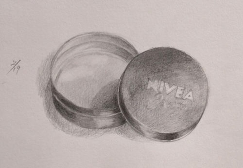 ニベアクリーム青缶のデッサン